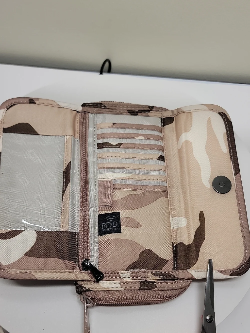 LUG KICKFLIP CONVERTIBLE RFID WALLET CROSSBODY BAG IN LIGHT CAMO